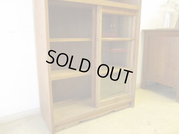 画像3: ヴィンテージ ラワン無垢材のガラス戸棚(2)