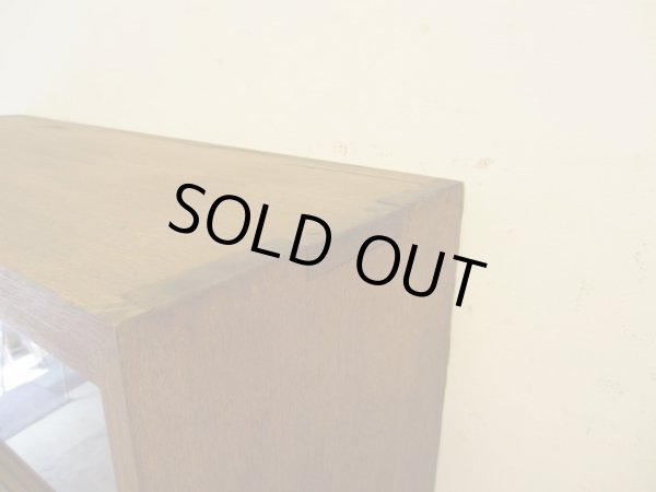 画像8: ヴィンテージ ラワン無垢材のガラス戸棚(1)