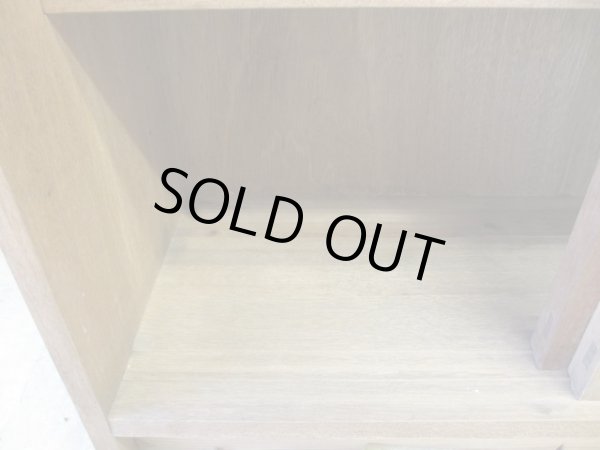 画像9: ヴィンテージ ラワン無垢材のガラス戸棚(2)