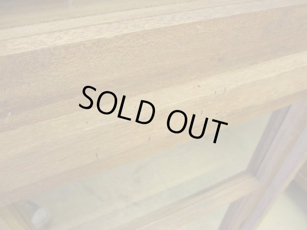 画像15: ヴィンテージ ラワン無垢材のガラス戸棚(2)