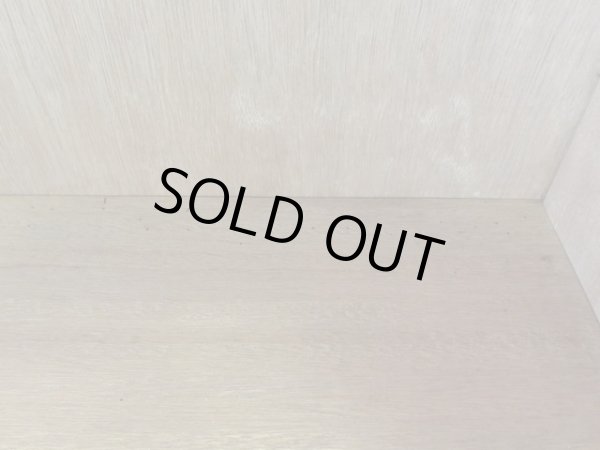 画像13: ヴィンテージ ラワン無垢材のガラス戸棚(1)