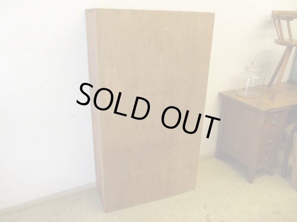 画像4: ヴィンテージ ラワン無垢材のガラス戸棚(2)