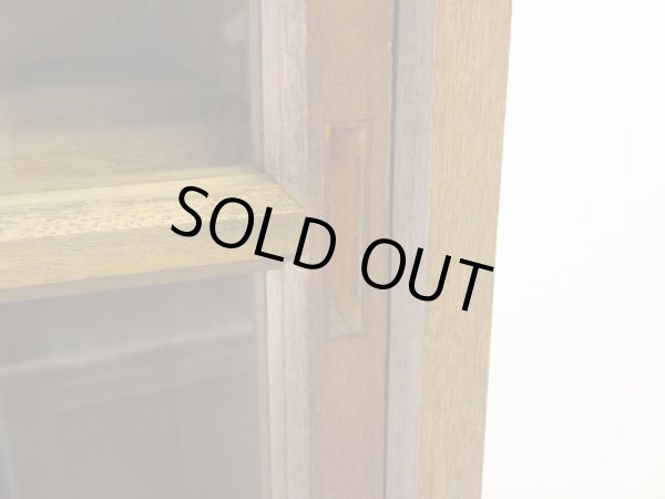 画像10: ヴィンテージ ラワン無垢材のガラス戸棚(1)