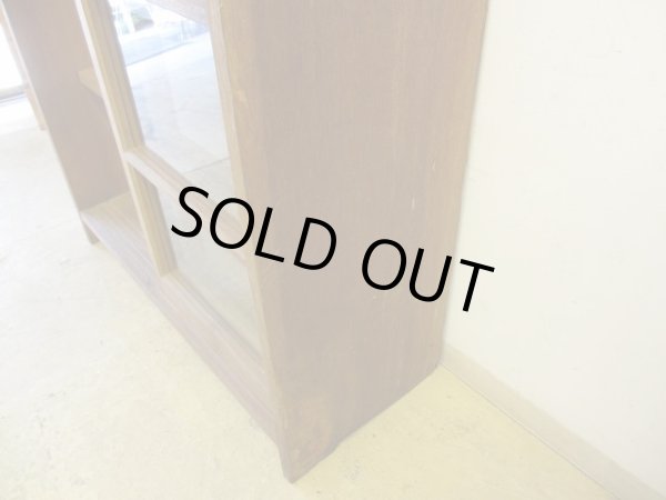 画像12: ヴィンテージ ラワン無垢材のガラス戸棚(2)