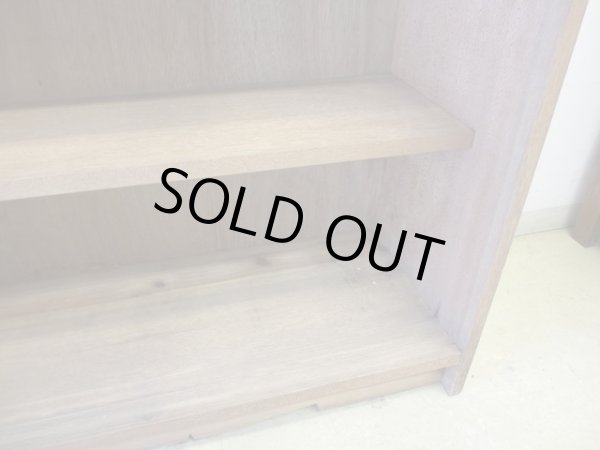 画像10: ヴィンテージ ラワン無垢材のガラス戸棚(2)