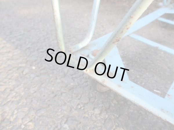 画像7: 古いアイアン製のカゴ キャスター付