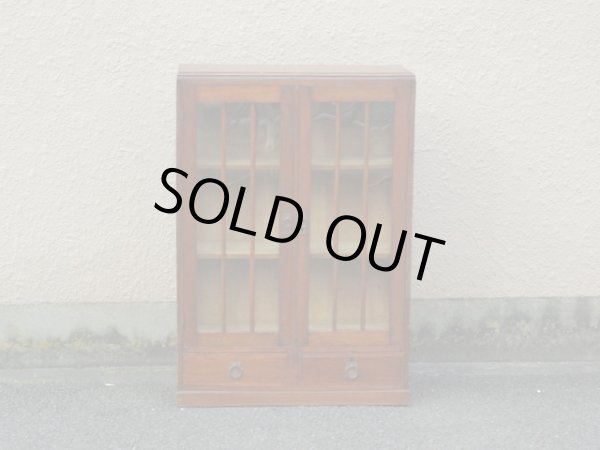 画像2: アンティーク 縦格子ガラス戸の本箱 収納棚