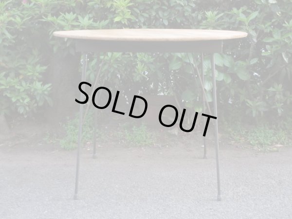 画像2: 明るい木味の鉄脚ラウンドテーブル