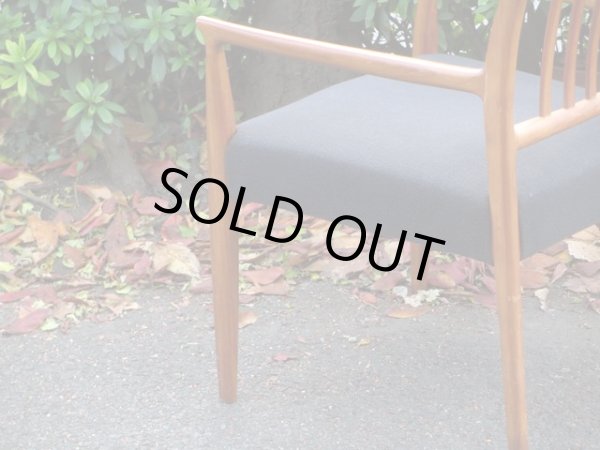 画像9: ヴィンテージ デンマーク製 チーク材のアームチェア 黒 (2)