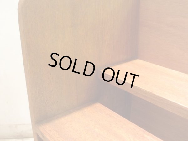 画像9: 木味良い 段違い棚板の飾り棚