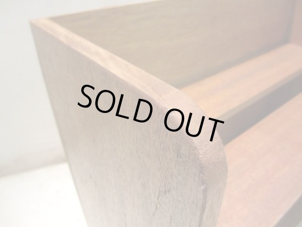 画像7: 木味良い 段違い棚板の飾り棚