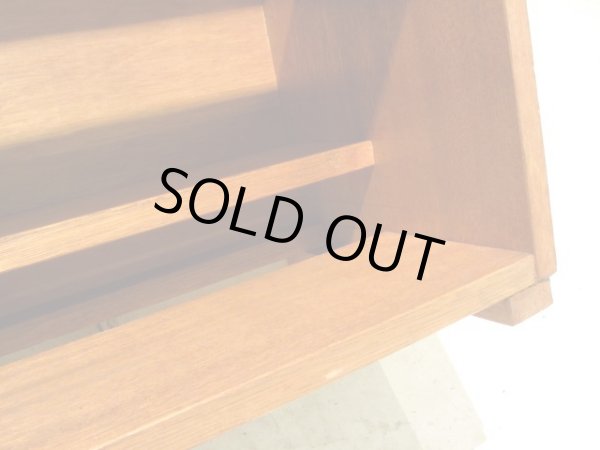 画像10: 木味良い 段違い棚板の飾り棚