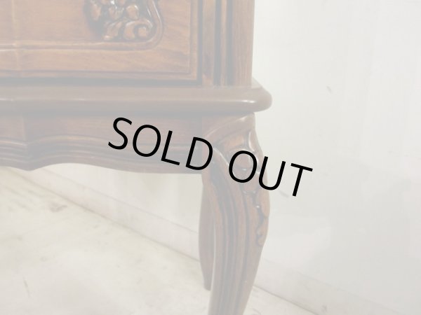 画像13: クラシックな猫脚のガラスキャビネット 3面ガラスショーケース