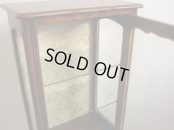 画像8: クラシックな猫脚のガラスキャビネット 3面ガラスショーケース