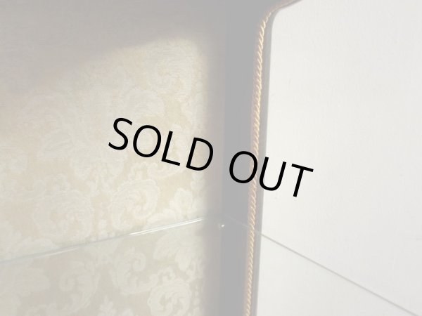 画像9: クラシックな猫脚のガラスキャビネット 3面ガラスショーケース