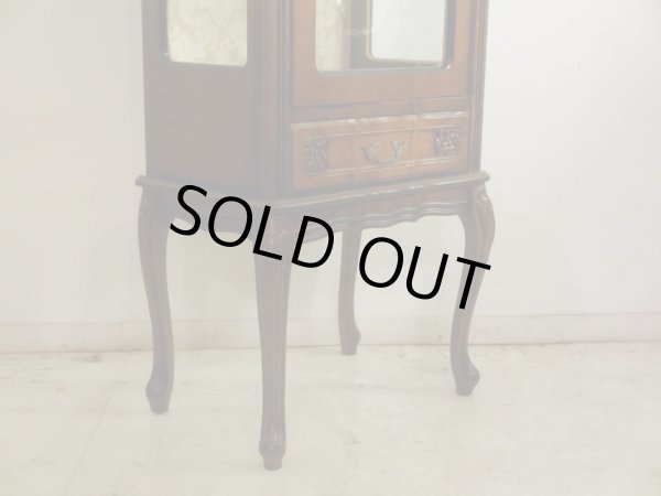 画像7: クラシックな猫脚のガラスキャビネット 3面ガラスショーケース