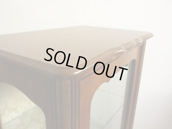 画像15: クラシックな猫脚のガラスキャビネット 3面ガラスショーケース