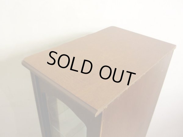 画像16: クラシックな猫脚のガラスキャビネット 3面ガラスショーケース