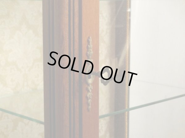 画像10: クラシックな猫脚のガラスキャビネット 3面ガラスショーケース