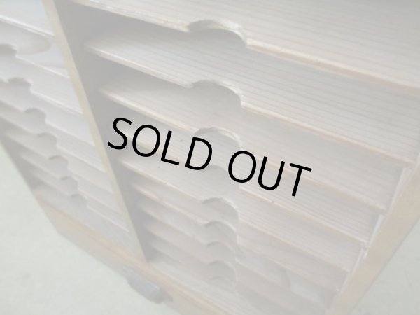 画像15: アンティーク 引出し付 木製書類棚 カルテケース