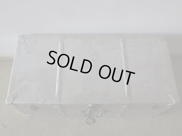 画像4: アンティーク 大型アルミトランク (1)