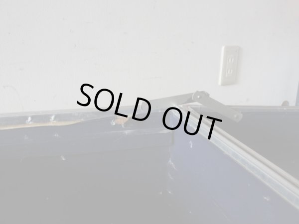 画像14: アンティーク 大型アルミトランク (1)