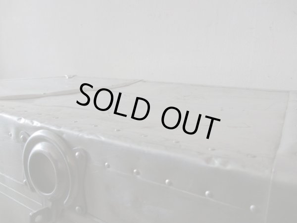 画像8: アンティーク 大型アルミトランク (1)