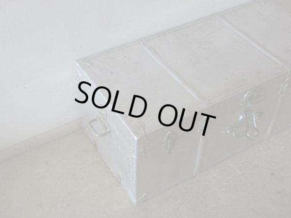 画像3: アンティーク 大型アルミトランク (1)