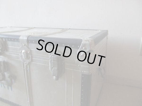 画像7: アンティーク 大型 アルミトランク (2)