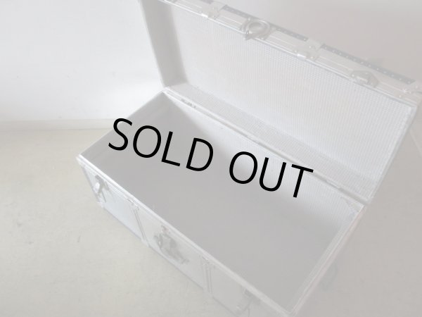 画像15: アンティーク 大型 アルミトランク (2)