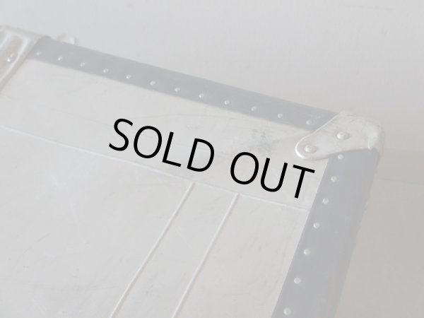 画像11: アンティーク 大型 アルミトランク (2)