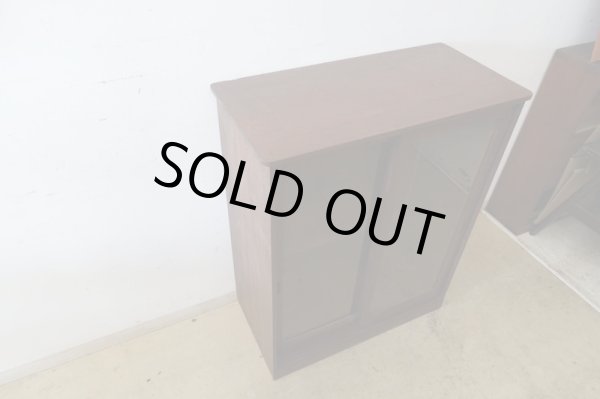 画像4: ヴィンテージ 深い木味のガラス戸棚