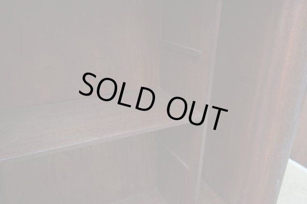 画像8: ヴィンテージ 深い木味のガラス戸棚