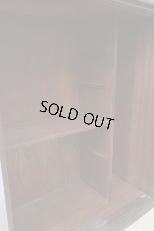 画像7: ヴィンテージ 深い木味のガラス戸棚