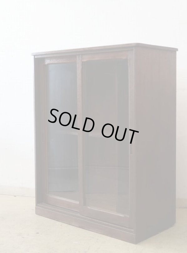 画像5: ヴィンテージ 深い木味のガラス戸棚