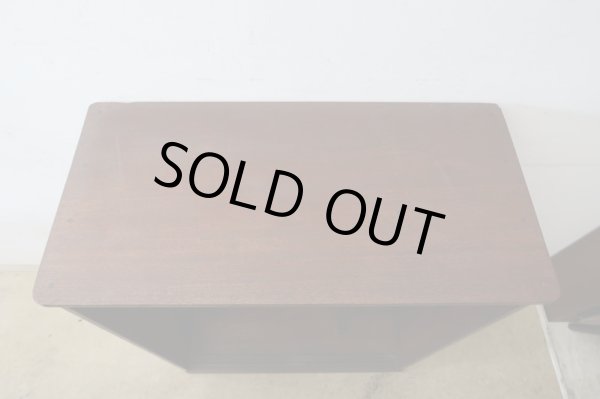 画像10: ヴィンテージ 深い木味のガラス戸棚