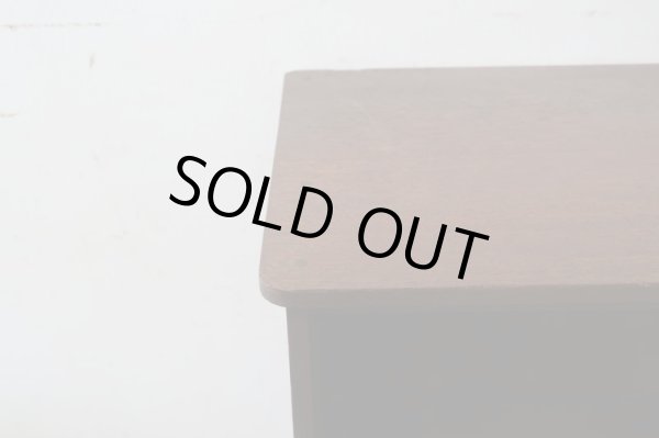 画像12: ヴィンテージ 深い木味のガラス戸棚