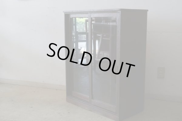 画像3: ヴィンテージ 深い木味のガラス戸棚