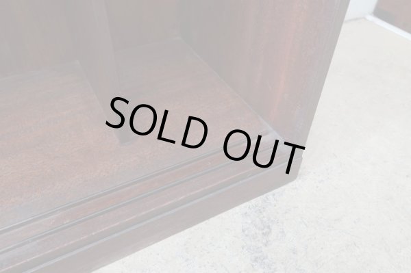 画像9: ヴィンテージ 深い木味のガラス戸棚