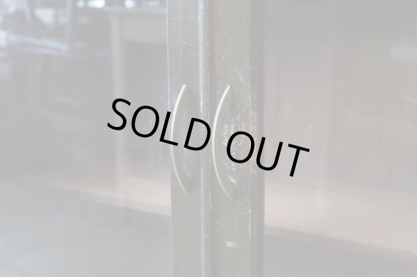 画像11: アンティーク 深い木味のガラス棚 本箱