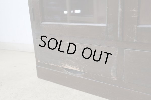 画像12: アンティーク 深い木味のガラス棚 本箱