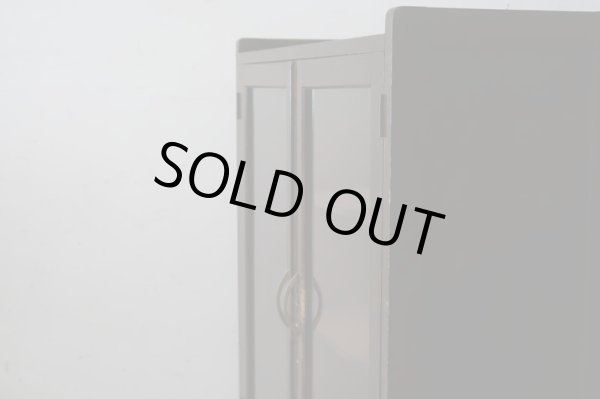 画像2: アンティーク 深い木味のガラス棚 本箱