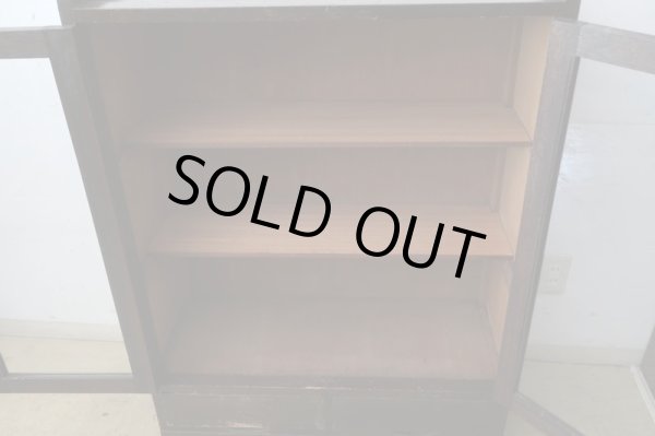 画像4: アンティーク 深い木味のガラス棚 本箱