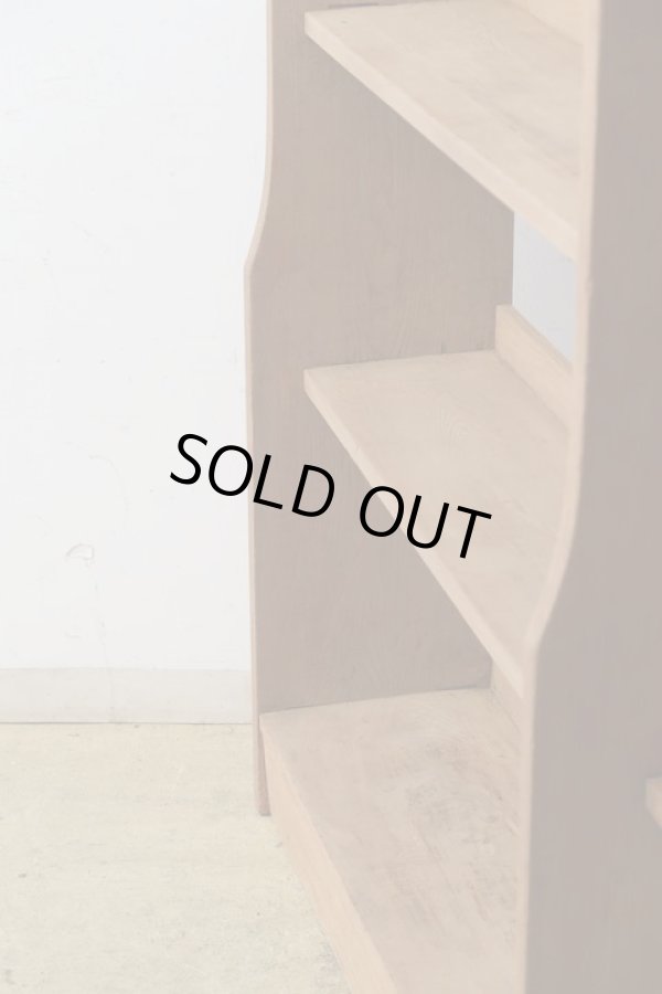 画像6: アンティーク 明るい木味の楔式本棚