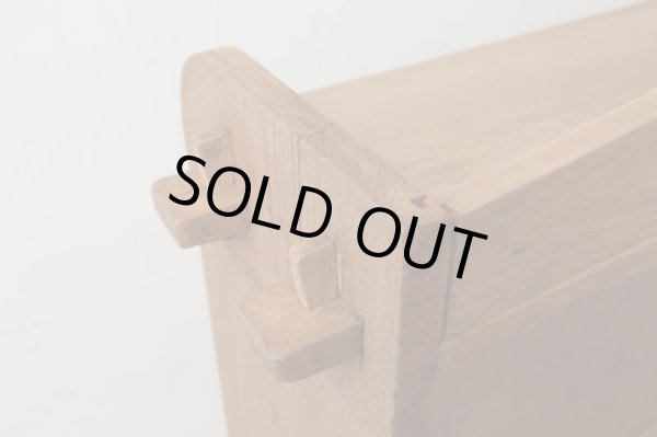 画像15: アンティーク 明るい木味の楔式本棚