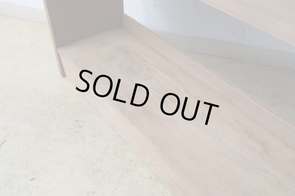 画像12: アンティーク 明るい木味の楔式本棚