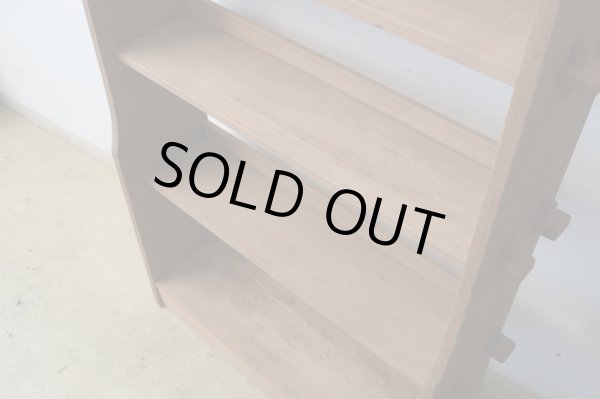 画像9: アンティーク 明るい木味の楔式本棚