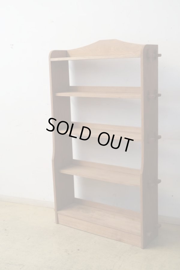 画像2: アンティーク 明るい木味の楔式本棚