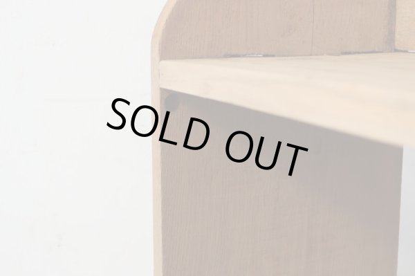 画像13: アンティーク 明るい木味の楔式本棚