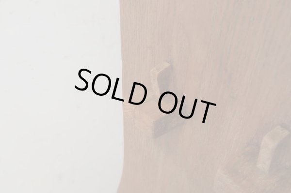 画像16: アンティーク 明るい木味の楔式本棚